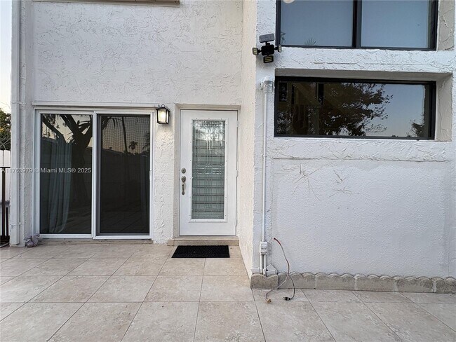 11347 SW 69th Ln in Miami, FL - Foto de edificio - Building Photo