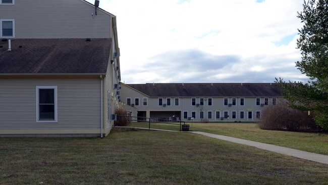 Canonchet Cliffs II in Hope Valley, RI - Foto de edificio - Building Photo