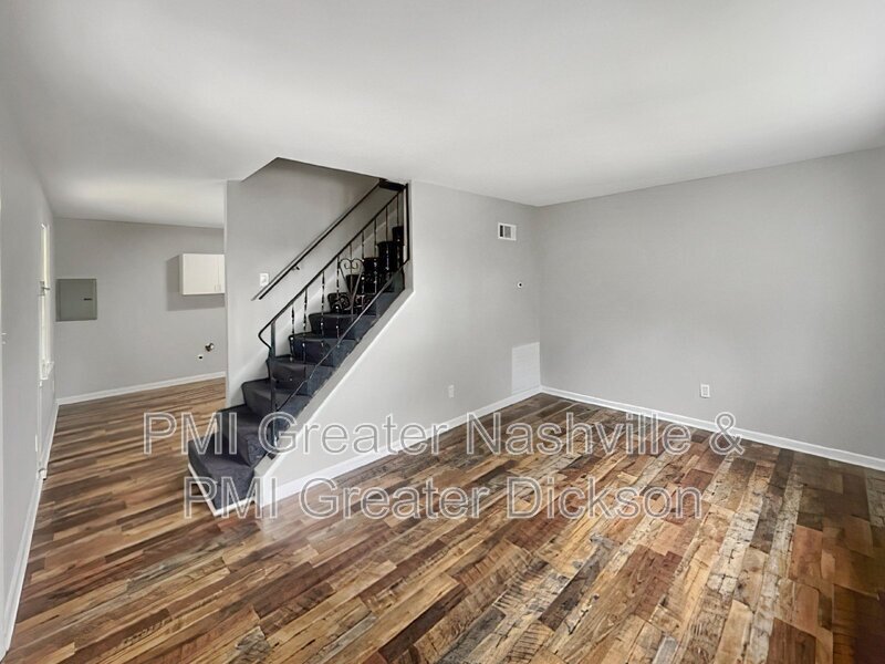 121 Old Columbia Rd in Charlotte, TN - Building Photo