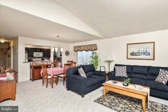 42 Horseshoe Ln N in Columbus, NJ - Building Photo - Building Photo