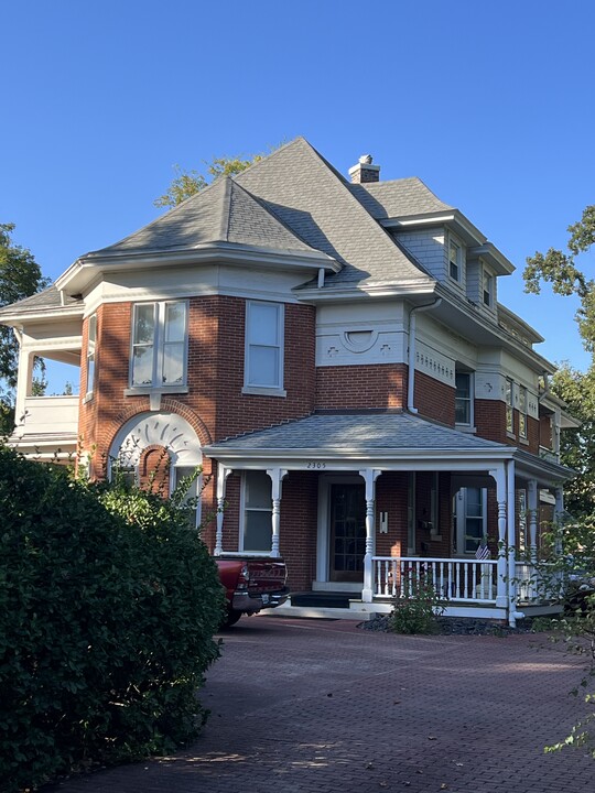 2305 Maine St, Unit 3w in Quincy, IL - Building Photo