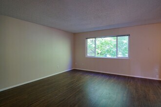 1545 SE Stark St in Portland, OR - Foto de edificio - Building Photo