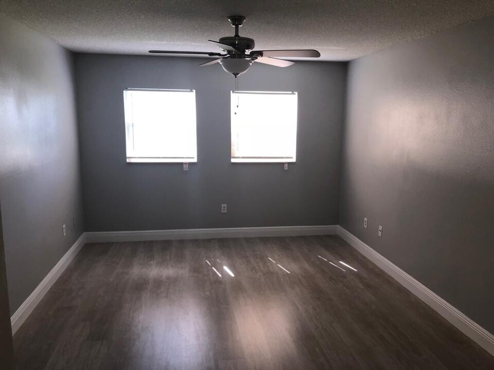 824 Sky Lake Cir in Orlando, FL - Building Photo