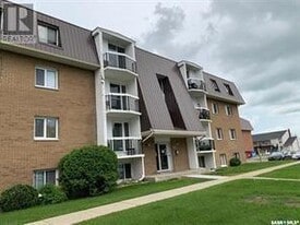 51 Centennial St in Regina, SK - Building Photo