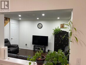1025 Barclay Cir in Milton, ON - Building Photo - Building Photo