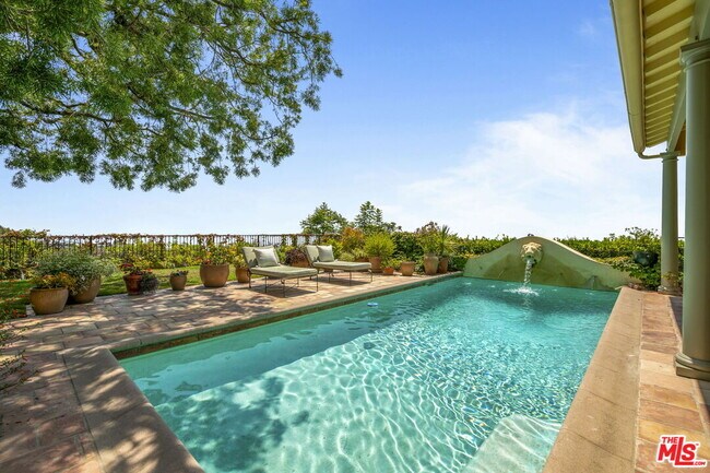 1634 Gilcrest Dr in Beverly Hills, CA - Building Photo - Building Photo