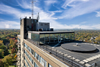 Lake Park Tower in East Cleveland, OH - Foto de edificio - Building Photo