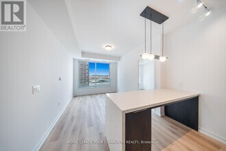 5 York Garden Wy in Toronto, ON - Building Photo - Building Photo