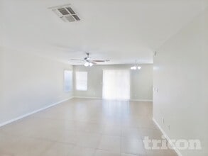 11229 W Devonshire Ave in Phoenix, AZ - Foto de edificio - Building Photo