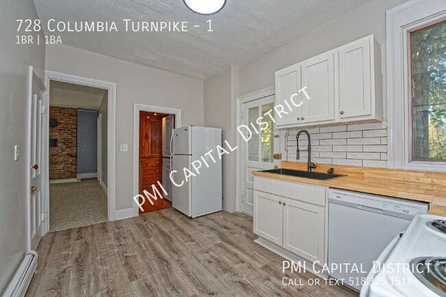 728 Columbia Turnpike in East Greenbush, NY - Foto de edificio - Building Photo
