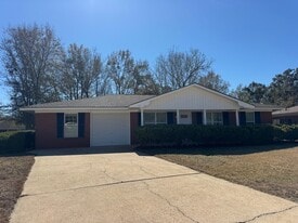 915 Latil St in Long Beach, MS - Building Photo