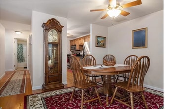 402 New River Rd, Unit 103 in Manville, RI - Foto de edificio - Building Photo