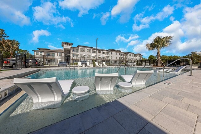 Everest Largo Apartments in Largo, FL - Foto de edificio - Building Photo