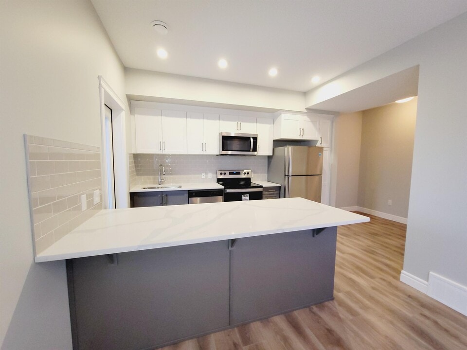 446 Allard Blvd SW in Edmonton, AB - Building Photo