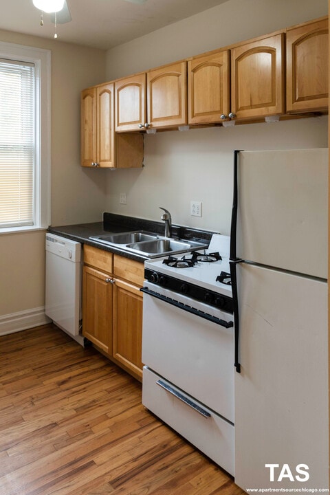 5208 N Leavitt St in Chicago, IL - Building Photo