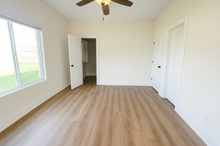 3815-3817 S Bluelake Ct in Wichita, KS - Building Photo