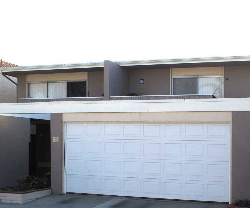 214 14th St in Huntington Beach, CA - Building Photo