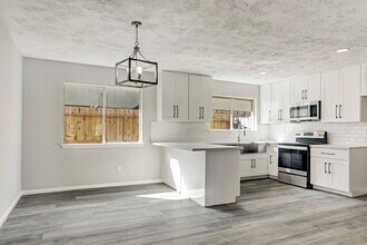 2071 Delphi Ln in Houston, TX - Building Photo - Building Photo