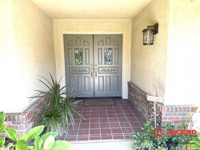 7504 Feather River Dr in Bakersfield, CA - Building Photo - Building Photo