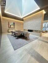 2221 Yonge St in Toronto, ON - Building Photo