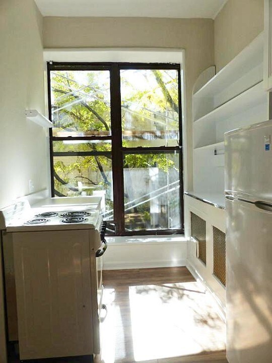 318 W 106th St in New York, NY - Building Photo