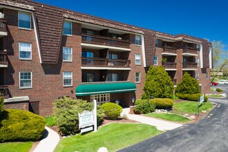 Bayside Village Apartments in Bayside, WI - Foto de edificio - Building Photo
