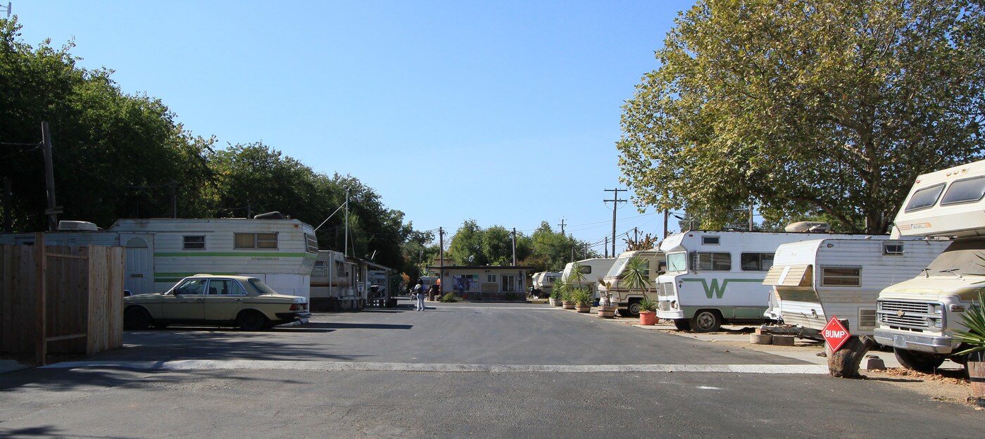 Acorn Mobile Village in Sacramento, CA - Foto de edificio