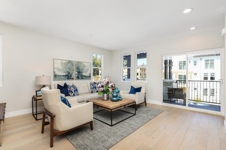 APT MERIDIAN AT PHILLIPS RANCH in Pomona, CA - Foto de edificio - Building Photo