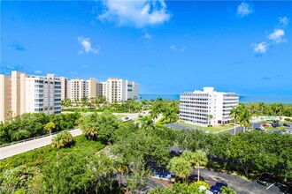 35 Bluebill Ave in Naples, FL - Foto de edificio - Building Photo