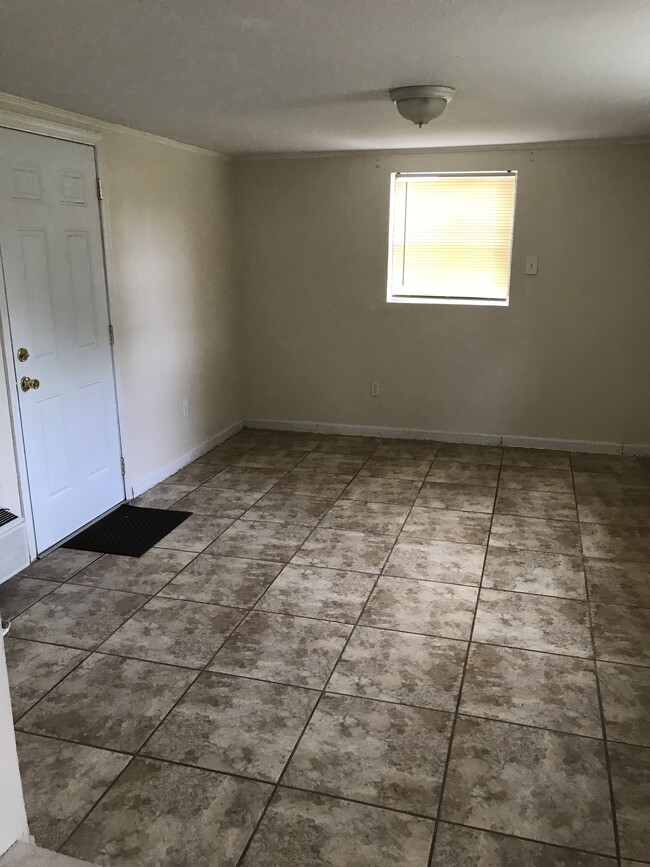 property at 1860 Lynncrest Rd