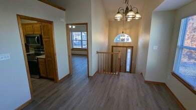 245 SW Chartwell Pl in Lee's Summit, MO - Foto de edificio - Building Photo