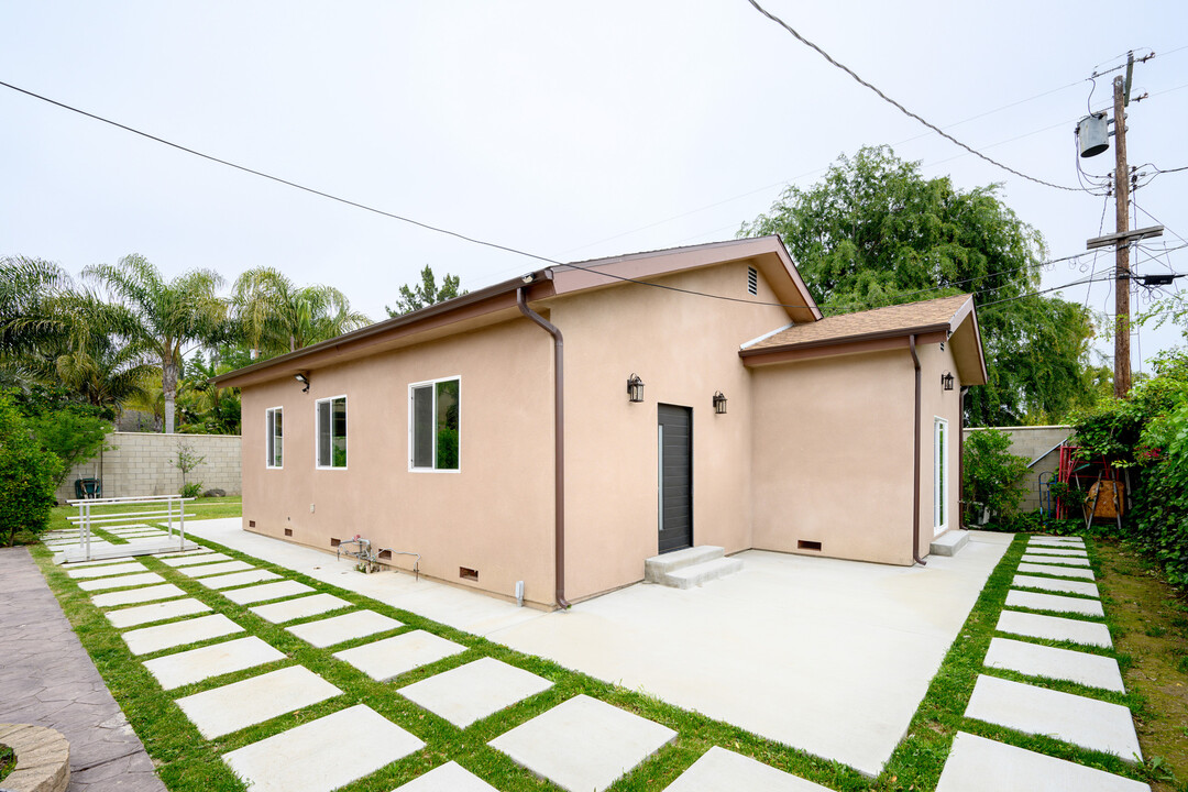 8808 Enfield Ave in Northridge, CA - Building Photo