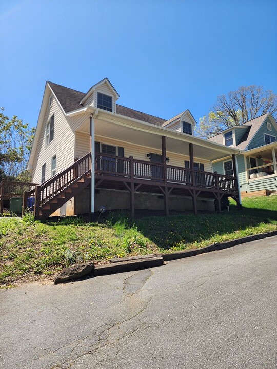 48 Iris St in Asheville, NC - Building Photo