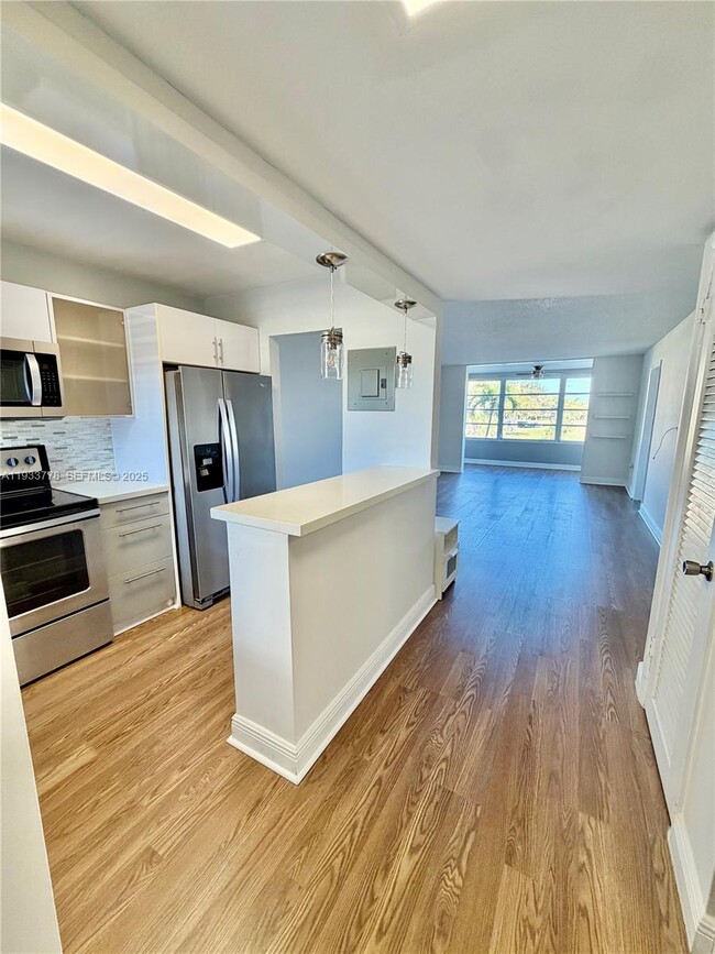 8350 Sunrise Lakes Blvd in Sunrise, FL - Building Photo - Building Photo