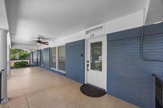 115 E Holland St in San Marcos, TX - Foto de edificio - Building Photo