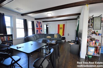 74 Manet Rd in Newton, MA - Foto de edificio - Building Photo