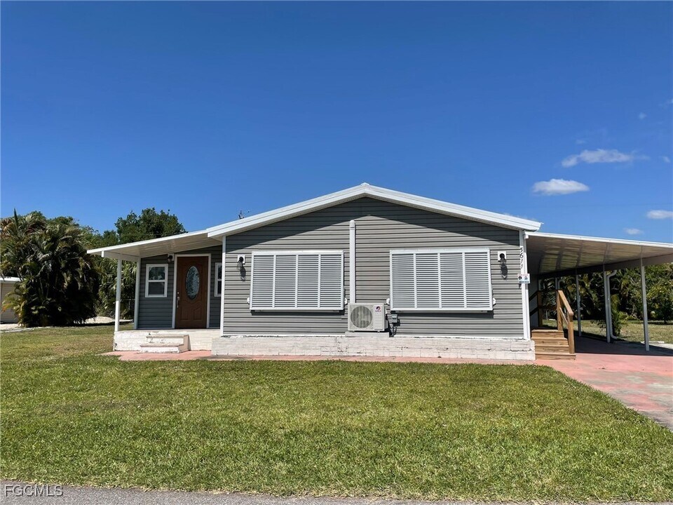 5611 Captain John Smith Loop in North Fort Myers, FL - Building Photo