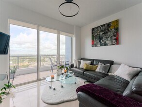 60 SW 13th St, Unit 2211 in Miami, FL - Building Photo - Building Photo