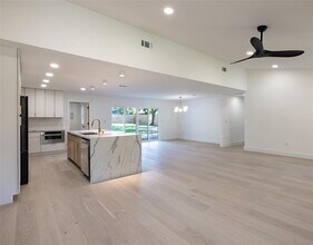 1206 Cloverleaf Dr in Austin, TX - Building Photo - Building Photo