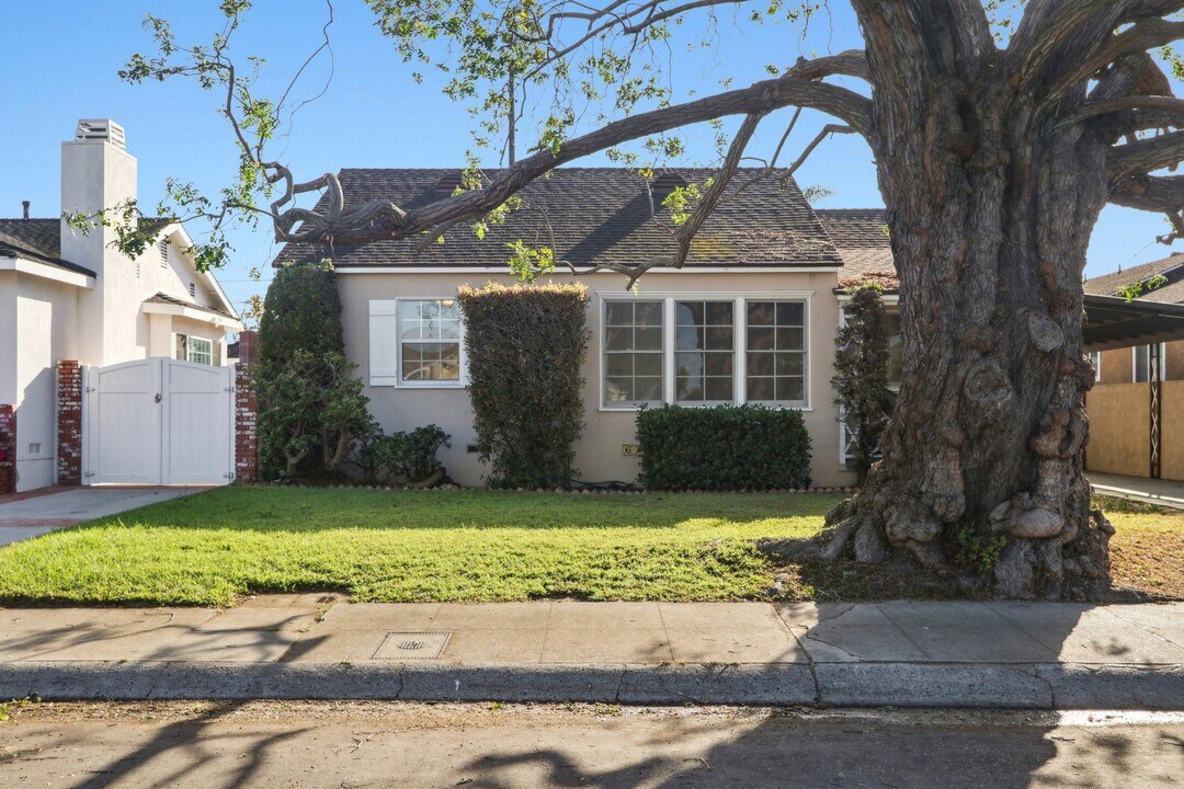8426 Alverstone Ave in Los Angeles, CA - Building Photo