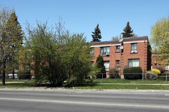 572-594 Trethewey Dr in Toronto, ON - Building Photo - Building Photo
