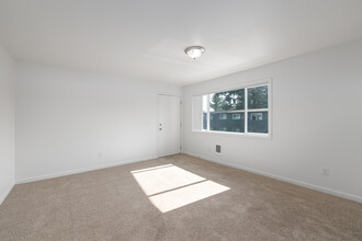 Hidden Court Apartments in Portland, OR - Building Photo - Interior Photo