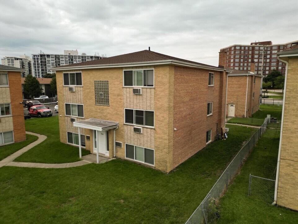 9606 Golf Terrace in Des Plaines, IL - Building Photo
