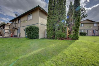 Sunburst Court in Medford, OR - Building Photo - Building Photo