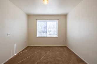 The Village at Hampden Town Center in Aurora, CO - Foto de edificio - Interior Photo
