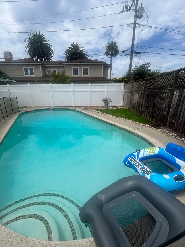299 Robinhood Ln in Costa Mesa, CA - Building Photo - Building Photo