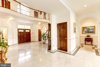 914 Helga Pl in McLean, VA - Building Photo - Building Photo