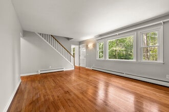 61 Knollwood Dr in Ridgefield, CT - Building Photo - Building Photo