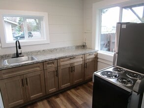 921 SE Combs Flat Rd in Prineville, OR - Building Photo - Building Photo