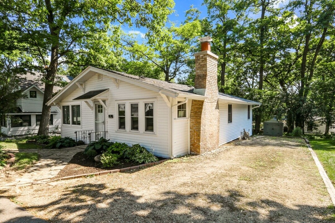 15 Geneva Ln in Fontana, WI - Building Photo